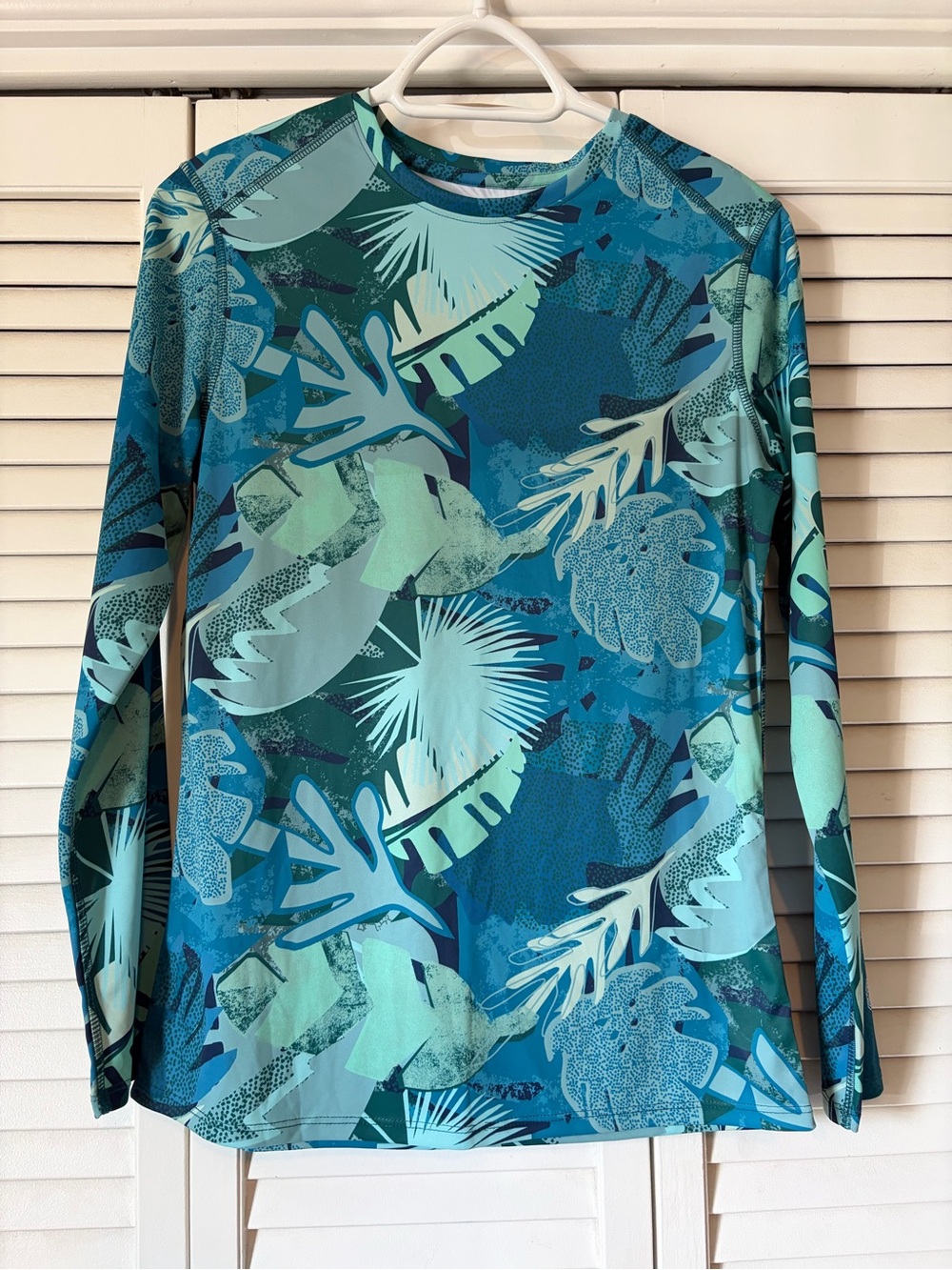 Bass Pro Shops Blue Green Tropical Long Sleeve Women’s Top